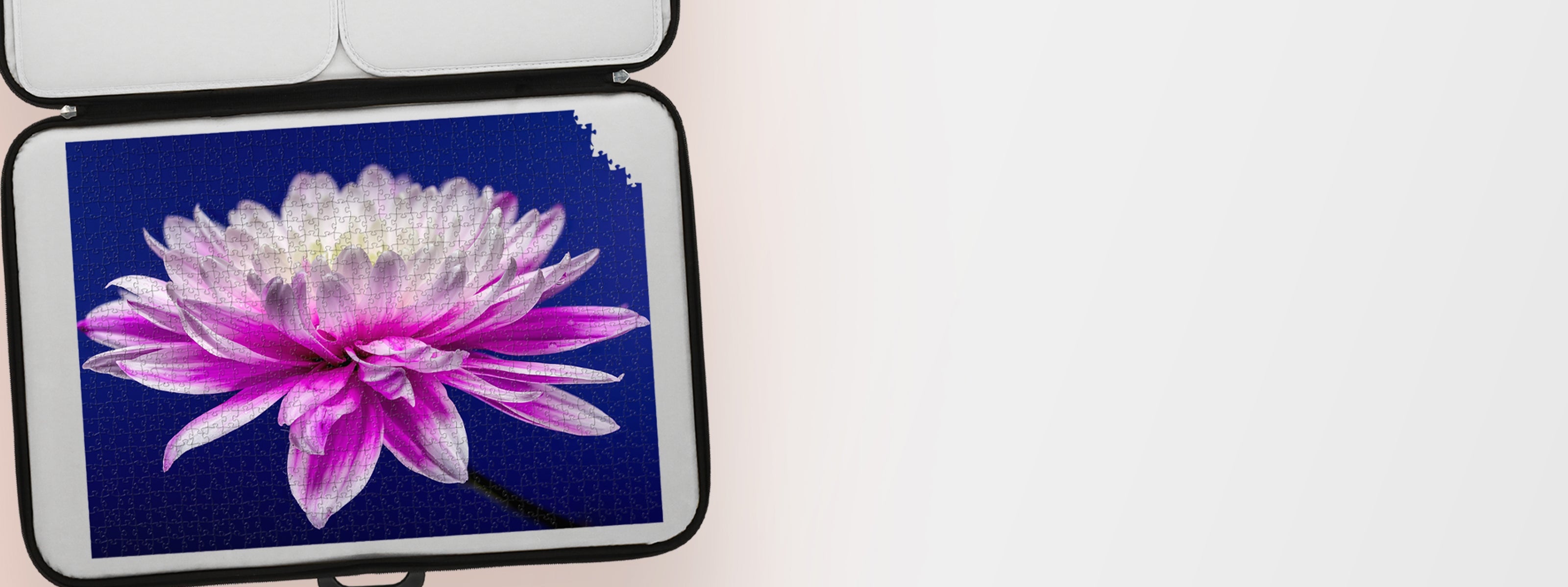 Puzzelmap met een puzzel erin van een lelie