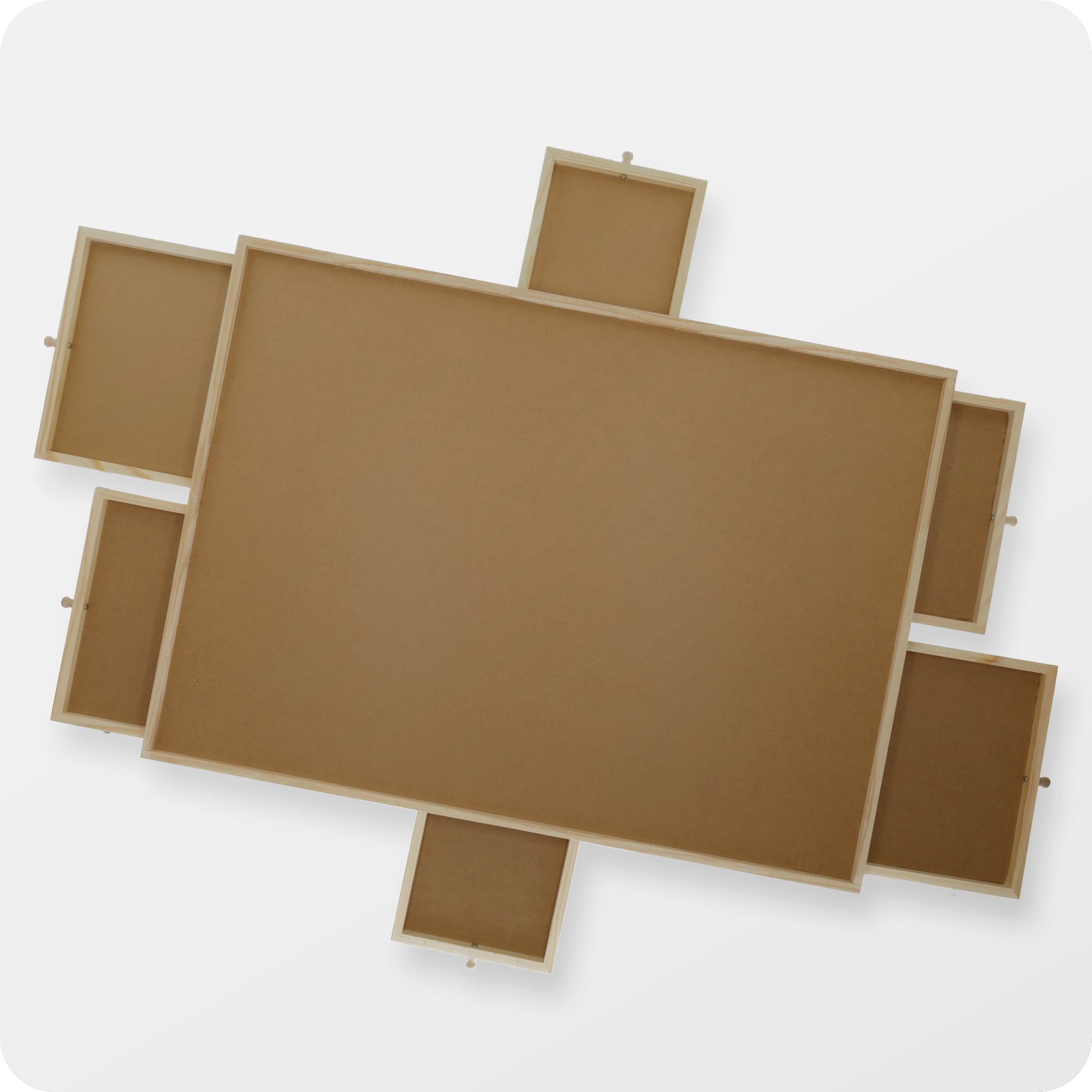 Bovenaanzicht van een houten puzzelplank met 6 uitgeschoven lades.