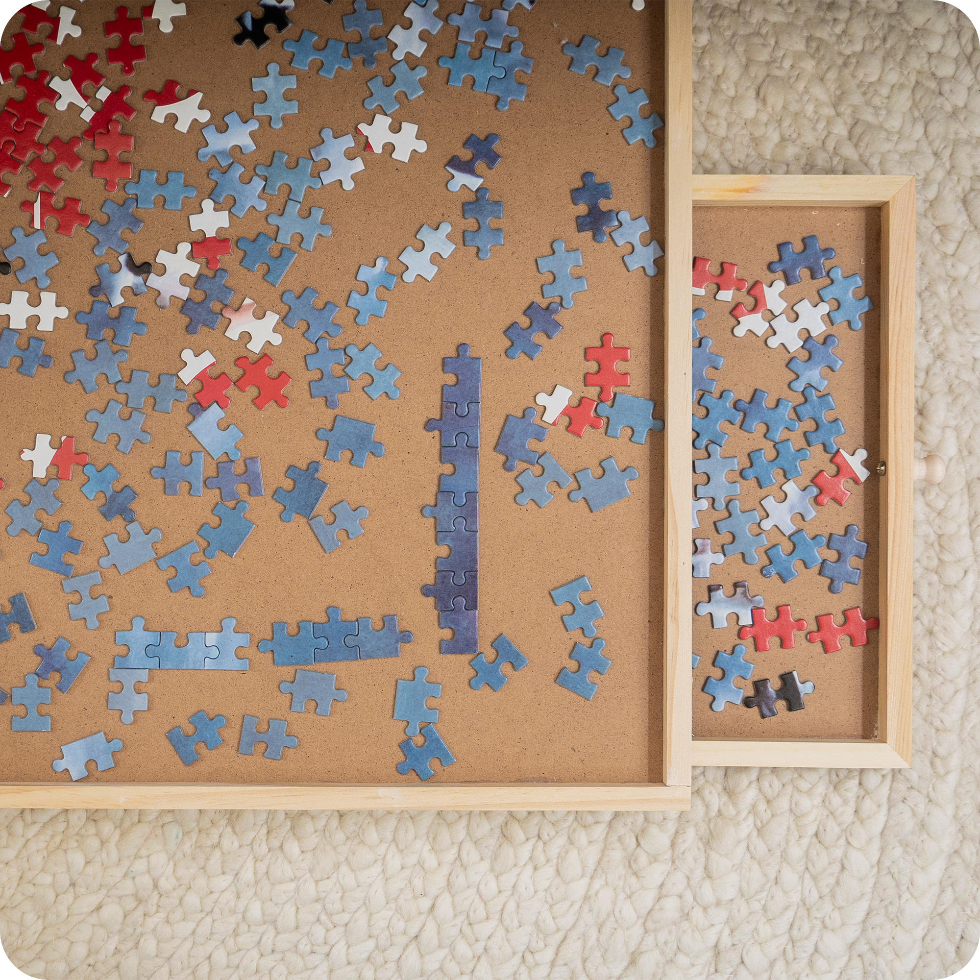 Gedetailleerd aanzicht van een puzzelplaat met 1 lade en deze zijn gevuld met puzzelstukjes.